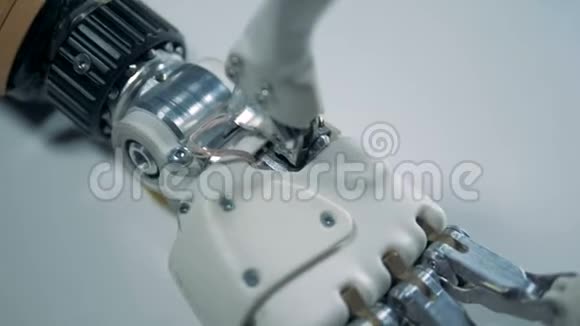 白色表面上面有一个静止的机械手臂视频的预览图
