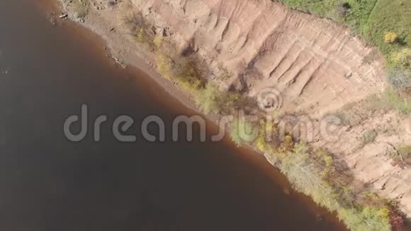 秋天的森林有一条河从上面看彩色红色黄色绿色树木和陡峭河岸的四架直升机空中摄影视频的预览图