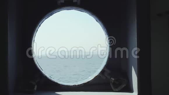 客轮上的舷窗视频的预览图