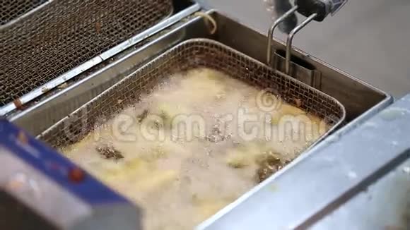 土豆在深油炸锅里炸视频的预览图