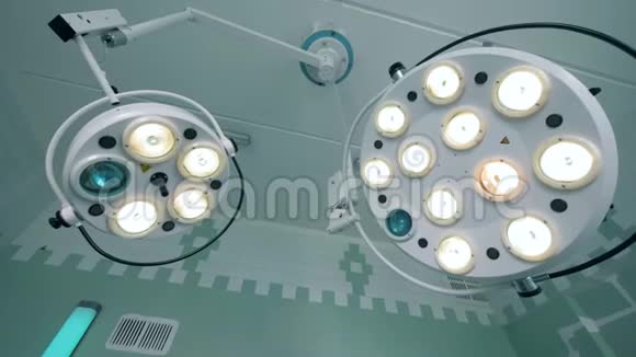 天花板下面挂着两盏实用的医疗灯视频的预览图