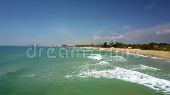 沿着绿松石的海洋冲浪运动穿过沙滩视频的预览图
