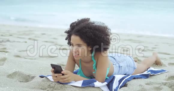 沙滩海岸线上的女孩在自拍视频的预览图
