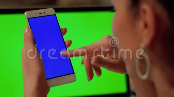 女孩用蓝色屏幕触摸手机视频的预览图