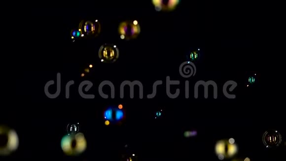 漂浮的肥皂泡在空气中关闭慢动作黑色背景视频的预览图
