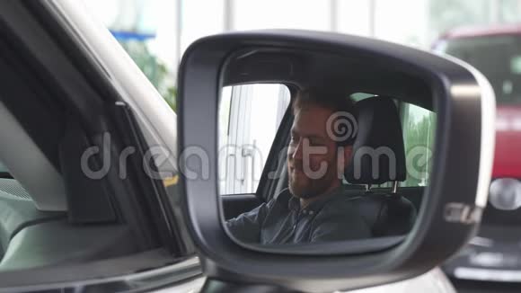 有选择性的焦点放在汽车的侧镜上快乐的人在新的汽车里放松视频的预览图