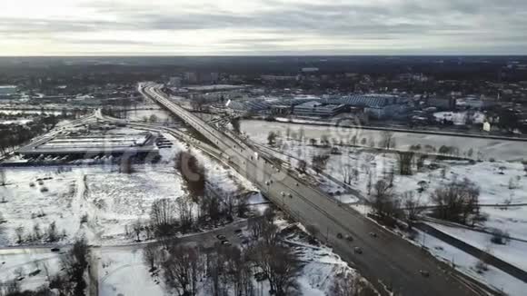 从无人驾驶飞机在繁忙的城市里加日落拉脱维亚时光流逝视频的预览图