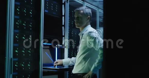 技术人员在数据中心的笔记本电脑上工作视频的预览图