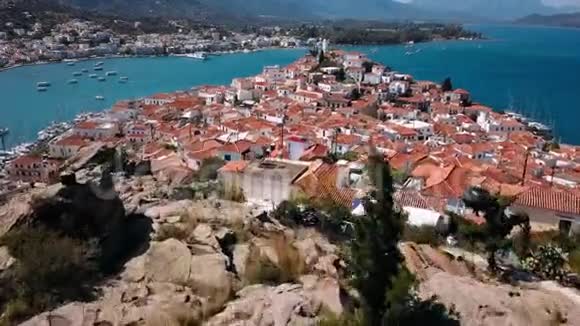 飞越Poros岛上的房屋鸟瞰海上游艇码头爱琴海视频的预览图