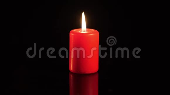蜡烛黑色背景上的小火焰视频的预览图