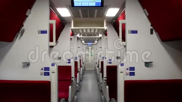 现代泰国2级卧铺火车车厢内视频的预览图