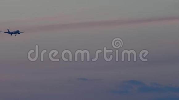 宽体飞机最后在日落时接近视频的预览图