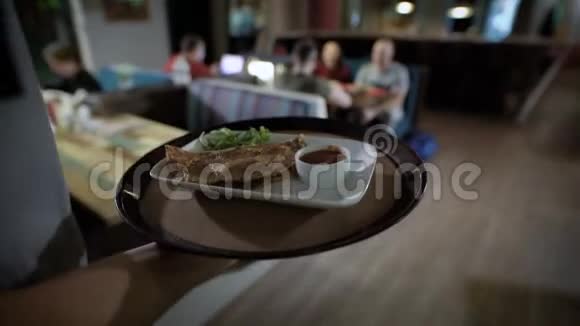 服务员手的特写镜头他端着托盘端着刚准备好的煎蛋卷盘子放在桌上视频的预览图