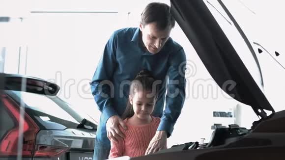 爸爸和女儿正在看新车视频的预览图