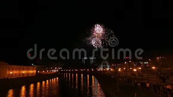 光明美丽的烟花在城市的堤岸上的夜空映在河里视频的预览图