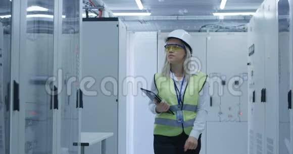有平板监控电气工程的女人视频的预览图