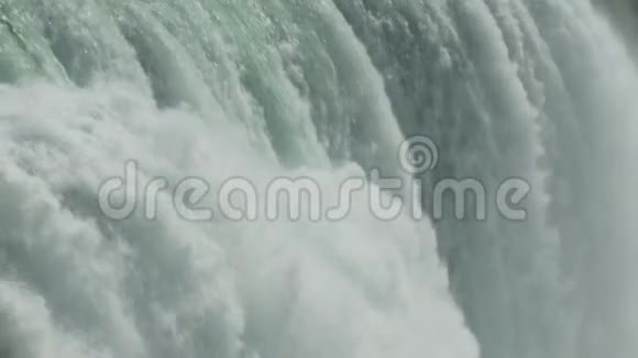 奔腾的瀑布流水视频的预览图