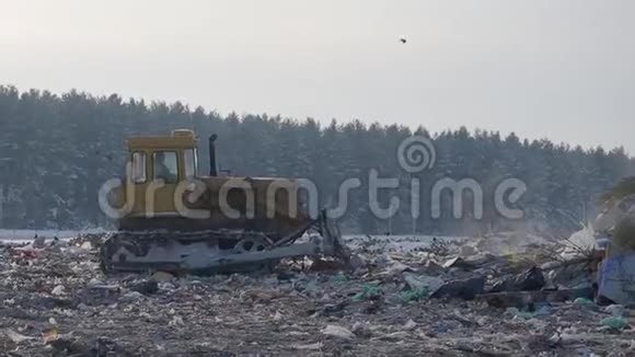 俄罗斯冬季拖拉机在垃圾场工作视频的预览图