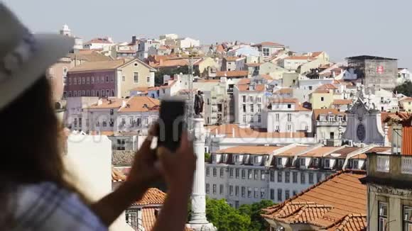 年轻女子在智能手机上拍摄城市景观视频的预览图