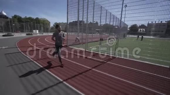 健身男子跑红色体育场模型夏季跑步视频的预览图