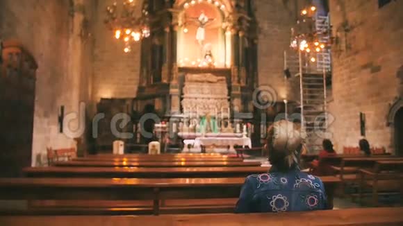 大教堂长椅上的女人视频的预览图