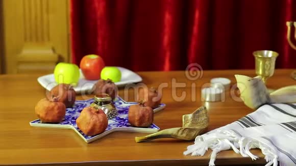 会堂的桌子上有罗什哈珊的记号塔利斯旁边有圣物和舍法拉视频的预览图