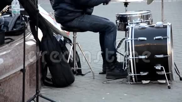 有吸引力的四十个人在一个乐队里打鼓在外面的街道上在凉亭的舞台上视频的预览图
