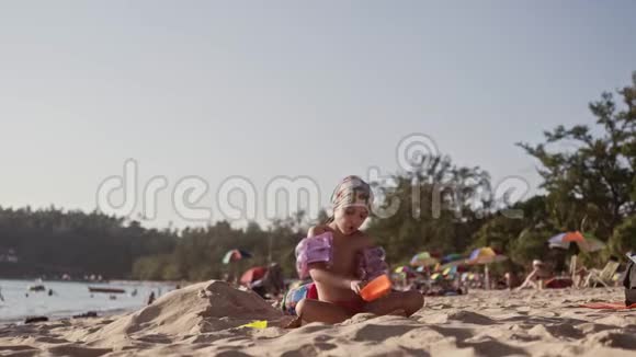 美丽的小女孩在4K热带沙滩上玩沙视频的预览图