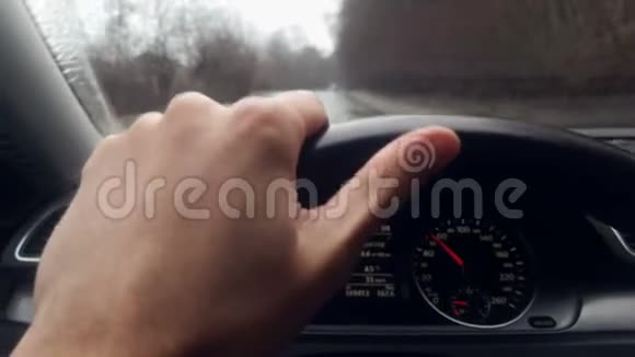 支撑汽车车轮的特写手臂阴天车动态运动照相机摇晃着重复视频的预览图