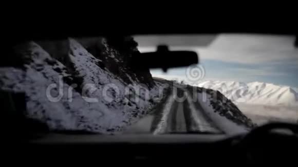 车内行驶在雪山上视频的预览图