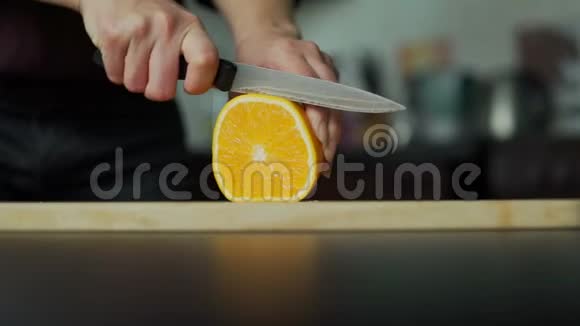 年轻的女人切橘子视频的预览图