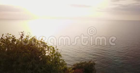 日落时的潘式相机与海洋视频的预览图