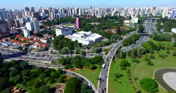 巴西圣保罗市5月23日一条大城市交通繁忙的大街的无人机镜头视频的预览图
