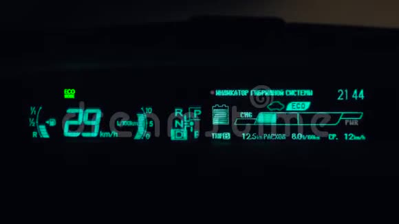 混合动力车仪表板上的记录视频的预览图