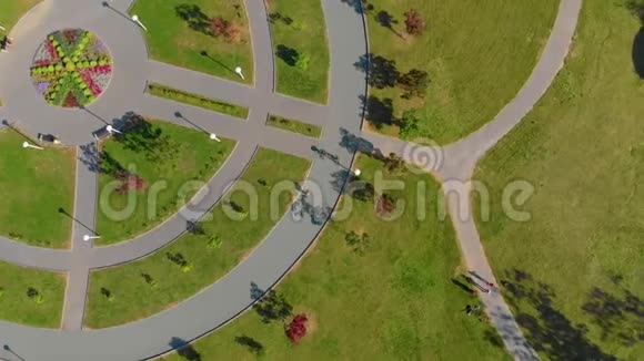 两个小男孩在公园骑自行车的空中镜头视频的预览图