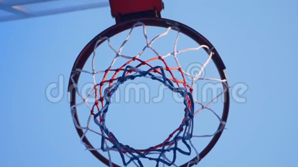 篮球撞到篮圈穿过篮圈户外健身房上面有蓝天视频的预览图