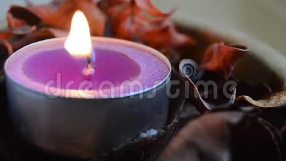 紫光烛火带着锅碗在风中摇曳的火焰视频的预览图