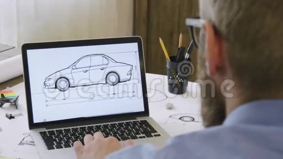 工程师用他的笔记本电脑绘制汽车设计草图视频的预览图