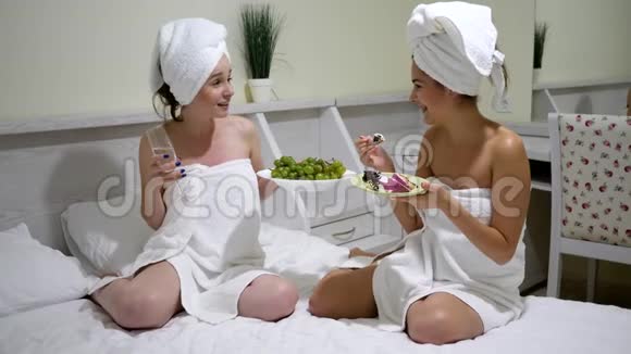 女朋友在浴巾里喝香槟在床上吃糖果视频的预览图