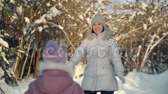 快乐的妈妈和女儿在冬天在郊区拥抱和玩耍视频的预览图