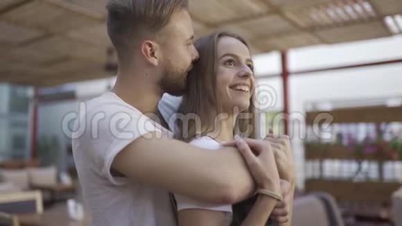 可爱夫妇的肖像看着相机微笑有胡子的男人100fps的慢速运动视频的预览图