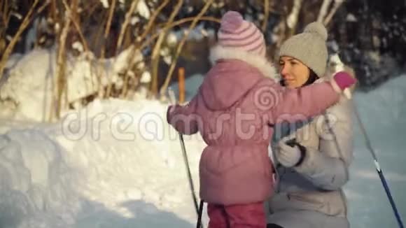 冬天北欧人在郊区散步后妈妈和女儿拥抱视频的预览图