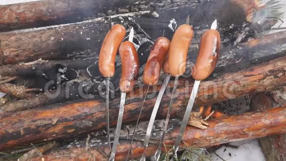 一张肉串的照片上面放着蔬菜放在锅里的唾沫上视频的预览图