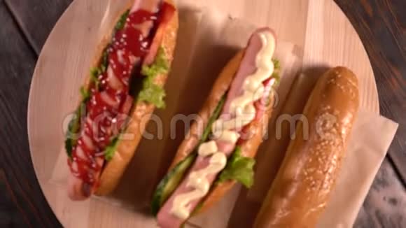 三只美味的热狗配上装饰视频的预览图