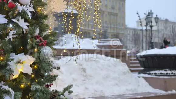 挂在树上的圣诞玩具在背景中黄色的照明是不聚焦的装饰着树木视频的预览图