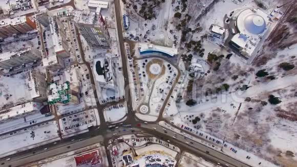 冬季从空中俯瞰公园休闲区城市动物园视频的预览图