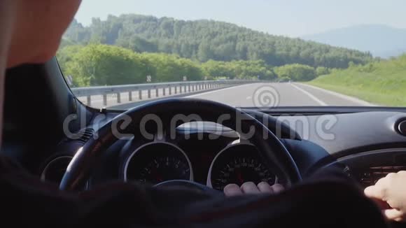司机正从车里开着车视频的预览图