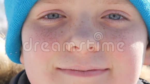 带着蓝帽子蓝眼睛脸上有雀斑的少年看着镜头微笑视频的预览图