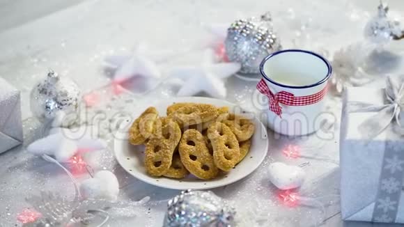 圣诞节装饰银礼品自制饼干和一杯牛奶视频的预览图