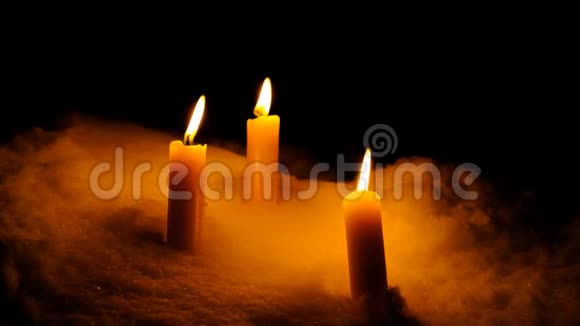 蜡烛在雪中燃烧为你的各种宗教浪漫和冥想项目视频的预览图